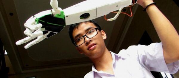 Phạm Huy với tác phẩm Cánh tay robot dành cho người khuyết tật và chuyến đi Mỹ đã thành hiện thực - Sputnik Việt Nam