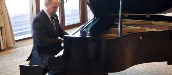 Tổng thống Putin chơi piano trong khi chờ ông Tập Cận Bình Tổng thống Putin chơi piano trong khi chờ ông Tập Cận Bình - Sputnik Việt Nam