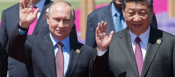 Президент РФ Владимир Путин и председатель КНР Си Цзиньпин на церемонии совместного фотографирования участников круглого стола Международного форума Один пояс, один путь - Sputnik Việt Nam