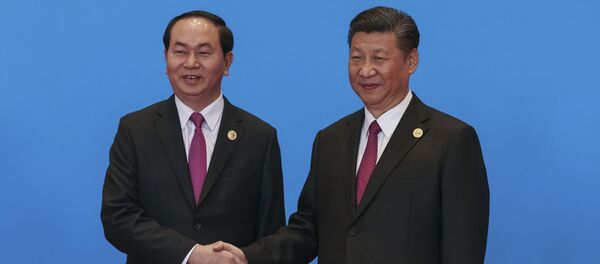 Chinese President Xi Jinping, right, shakes hands with Vietnamese President Tran Dai Quang during the welcome ceremony for the Belt and Road Forum - Sputnik Việt Nam