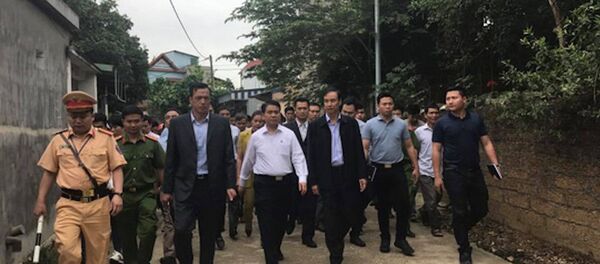 Chủ tịch UBND TP Hà Nội Nguyễn Đức Chung vào xã Đồng Tâm đối thoại với người dân - Sputnik Việt Nam