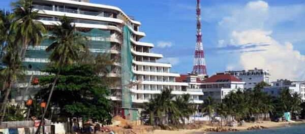 Khách sạn Hương Biển cao 8 tầng, đã phá vỡ không gian tâm linh tại khu vực dinh Cậu, dinh Bà Thủy Long Thánh Mẫu, cũng như che khuất không gian biển tại thị trấn Dương Đông. - Sputnik Việt Nam