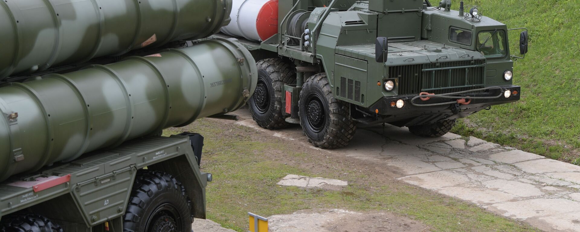 Dàn phóng tự hành của hệ thống S-400 đến vị trí hỏa lực.  - Sputnik Việt Nam, 1920, 07.07.2022