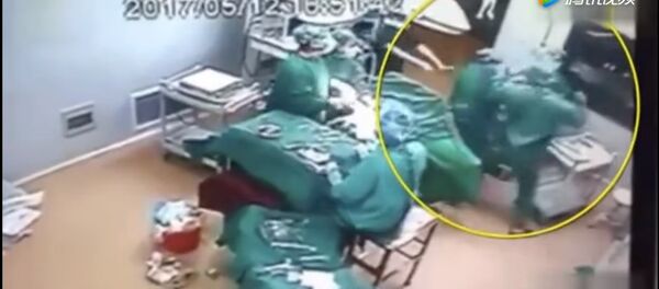 Trung Quốc: Lời qua tiếng lại, bác sĩ và y tá lao vào ẩu đả ngay giữa phòng phẫu thuật - Sputnik Việt Nam