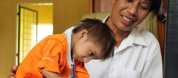 Cậu bé tí hon hơn 3 kg được thầy hiệu trưởng trường Tiểu học Sơn Ba trực tiếp chăm sóc, dạy học - Sputnik Việt Nam