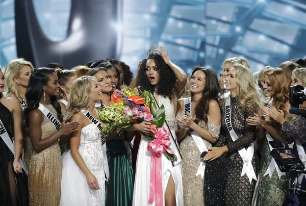 Las Vegas. Người chiến thắng trong cuộc thi sắc đẹp Hoa hậu Mỹ 2017 Kara McCullough trên sân khấu trong lễ đăng quang. Las Vegas. Người chiến thắng trong cuộc thi sắc đẹp Hoa hậu Mỹ 2017 Kara McCullough trên sân khấu trong lễ đăng quang. - Sputnik Việt Nam