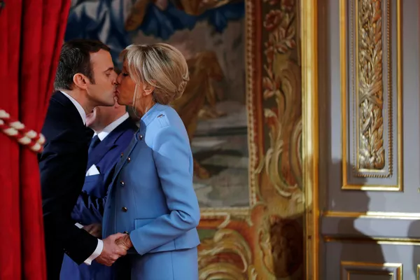 Tổng thống Pháp Emmanuel Macron cùng phu nhân Brigitte tại lễ nhậm chức ở Paris. Tổng thống Pháp Emmanuel Macron cùng phu nhân Brigitte tại lễ nhậm chức ở Paris. - Sputnik Việt Nam