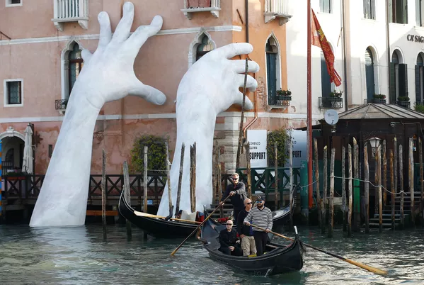 Ủng hộ. Lắp đặt tác phẩm của nhà điêu khắc người Ý Lorenzo Quinn ở Venice. Ủng hộ. Lắp đặt tác phẩm của nhà điêu khắc người Ý Lorenzo Quinn ở Venice. - Sputnik Việt Nam