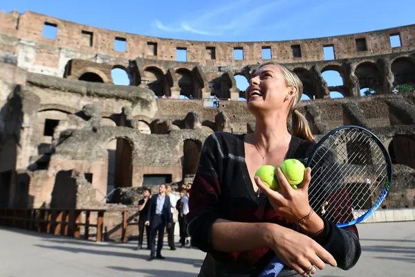 Tay vợt tennis nữ Maria Sharapova tại đấu trường La Mã Coliseum. Tay vợt tennis nữ Maria Sharapova tại đấu trường La Mã Coliseum. - Sputnik Việt Nam