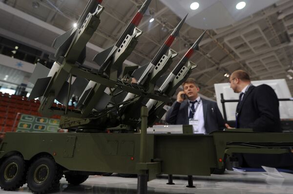 Mẫu hệ thống tên lửa phòng không tầm trung S-125-2TM Pechora-2TM của Belarus tại Triển lãm MILEX-2017 - Sputnik Việt Nam