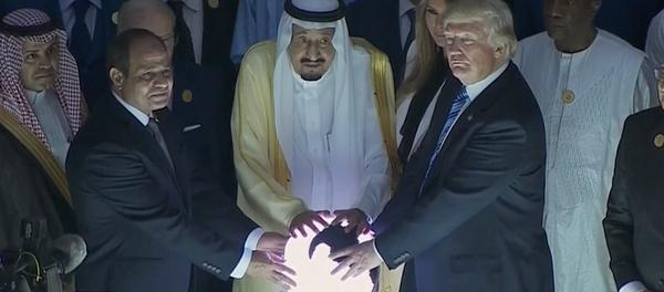 bức ảnh Donald Trump cùng với Vua Ả Rập Salman và Tổng thống Ai Cập Abdel Fattah al-Sisi đặt tay lên một quả bóng phát sáng bí ẩn trong cuộc gặp tại Riyadh bức ảnh Donald Trump cùng với Vua Ả Rập Salman và Tổng thống Ai Cập Abdel Fattah al-Sisi đặt tay lên một quả bóng phát sáng bí ẩn trong cuộc gặp tại Riyadh - Sputnik Việt Nam