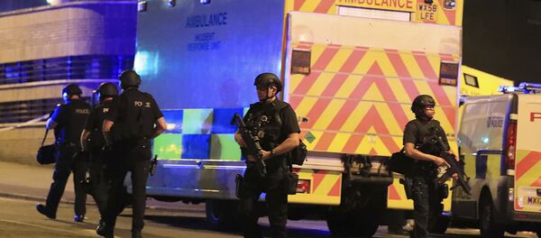 Police stand near an ambulance at Manchester Arena after reports of an explosion at the venue during an Ariana Grande concert on Monday, May 22, 2017. Police stand near an ambulance at Manchester Arena after reports of an explosion at the venue during an Ariana Grande concert on Monday, May 22, 2017. - Sputnik Việt Nam