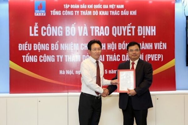 Thành viên phụ trách HĐTV, Tổng giám đốc PVN Nguyễn Vũ Trường Sơn trao quyết định bổ nhiệm Chủ tịch HĐTV PVEP cho ông Nguyễn Văn Quế Thành viên phụ trách HĐTV, Tổng giám đốc PVN Nguyễn Vũ Trường Sơn trao quyết định bổ nhiệm Chủ tịch HĐTV PVEP cho ông Nguyễn Văn Quế - Sputnik Việt Nam