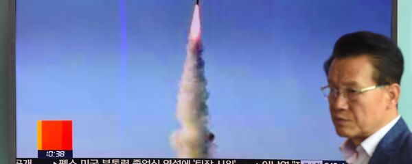 Телевизионный выпуск в Сеуле о запуске КНДР баллистической ракеты Pukguksong-2 - Sputnik Việt Nam