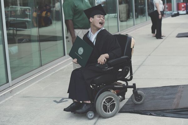 Quân trong màu áo cử nhân trường Georgia Gwinnett College. - Sputnik Việt Nam