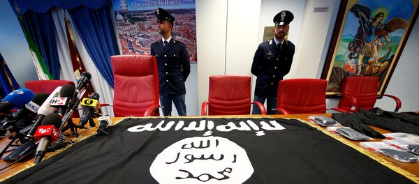 Police officers stand next to a black Islamic State flag that was seized in a raid, at a news conference held at the police headquarters in Rome, Italy, January 10, 2017 - Sputnik Việt Nam
