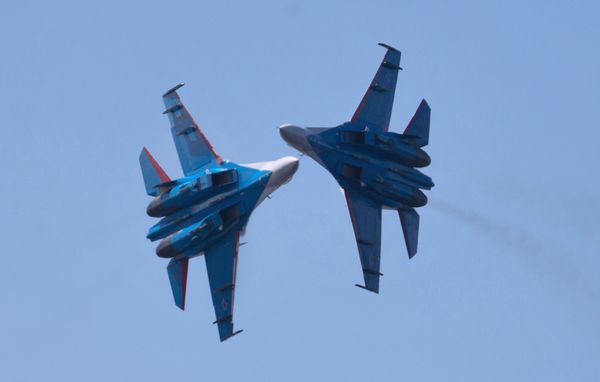 Russian Vikings aerobatics team performing on board SU-27 planes at the opening ceremony of the Fifteenth International Maritime Defense Show in St.Petersburg. - Sputnik Việt Nam