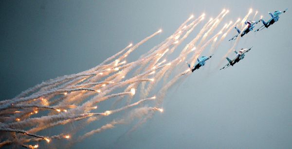 Aerobatics team Falcons of Russia flying Su-27 strike aircraft  - Sputnik Việt Nam