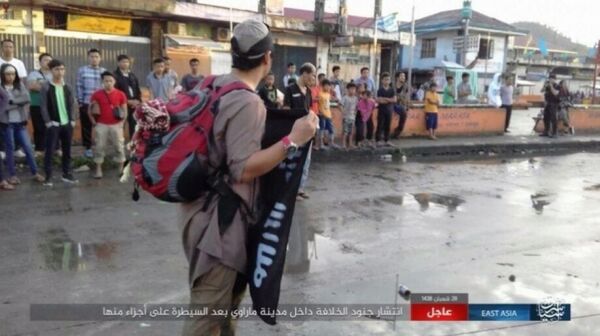 1 phần tử Maute mang cờ IS ở Marawi 1 phần tử Maute mang cờ IS ở Marawi - Sputnik Việt Nam