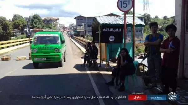 Khủng bố Maute lập nhiều chốt kiểm soát quanh thành Marawi Khủng bố Maute lập nhiều chốt kiểm soát quanh thành Marawi - Sputnik Việt Nam