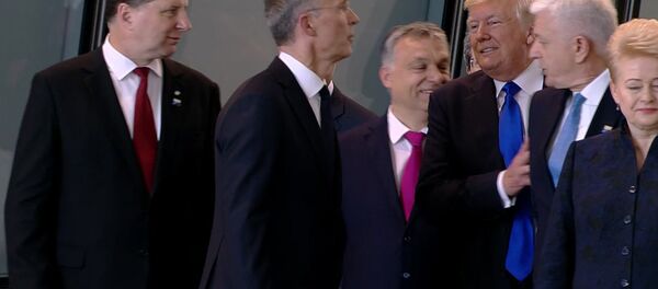 Trump hích một cách thô bạo vào Thủ tướng Montenegro Dushko Markovic để tự chiếm chỗ trong hàng thứ nhất. Trump hích một cách thô bạo vào Thủ tướng Montenegro Dushko Markovic để tự chiếm chỗ trong hàng thứ nhất. - Sputnik Việt Nam