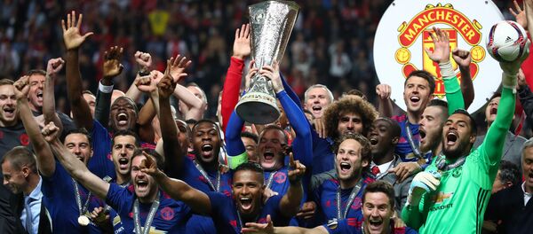 Các cầu thủ bóng đá của Manchester United sau chiến thắng trong Giải Cup UEFA. - Sputnik Việt Nam