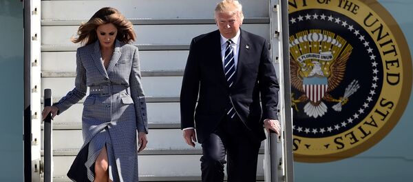 Tổng thống Donald Trump và phu nhân Melania Trump trên cầu thang máy bay tại phi trường Brussels. - Sputnik Việt Nam