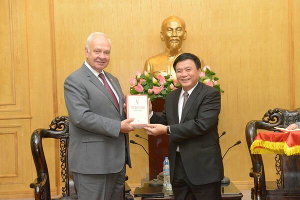 Сhiều ngày 24/5/2017, ngài Vnukov Konstantin Vasilievich, Đại sứ đặc mệnh toàn quyền Liên bang Nga tại Việt Nam thăm và làm việc tại Học viện Chính trị Quốc gia Hồ Chí Minh - Sputnik Việt Nam