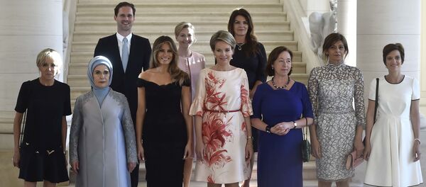 Trong hội nghị thượng đỉnh NATO tại Brussels, bạn đời của Thủ tướng Luxembourg Xavier Bettel là Gautier Destne đã chụp ảnh cùng các bà vợ của các nhà lãnh đạo liên minh. Trong hội nghị thượng đỉnh NATO tại Brussels, bạn đời của Thủ tướng Luxembourg Xavier Bettel là Gautier Destne đã chụp ảnh cùng các bà vợ của các nhà lãnh đạo liên minh. - Sputnik Việt Nam