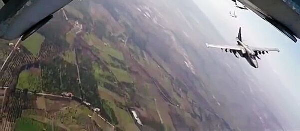 Боевая работа российских Су-25 с АвБ Хмеймим в сопровождении сирийских МиГ-29 - Sputnik Việt Nam
