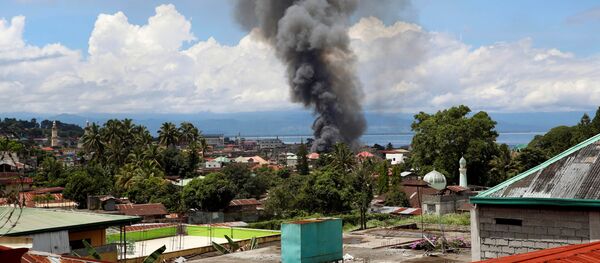 Дым от горящих домов в Марави из-за боевых действий между правительственными солдатами и группой боевиков на юге Филиппин - Sputnik Việt Nam