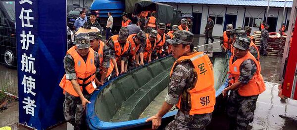 Các nhân viên cứu hộ kéo thuyền tìm kiếm hành khách của con tàu đắm ở Trung Quốc - Sputnik Việt Nam