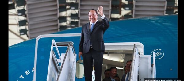 Thủ tướng Nguyễn Xuân Phúc vẫy tay chào trước khi rời máy bay - Sputnik Việt Nam