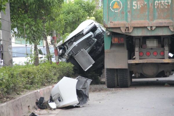 Ôtô 4 chỗ bị hất văng lên dải phân cách đường Cộng Hòa. Ôtô 4 chỗ bị hất văng lên dải phân cách đường Cộng Hòa. - Sputnik Việt Nam