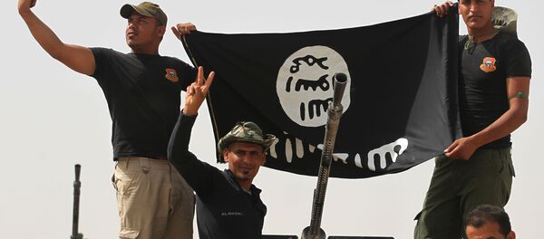 Các thành viên của tổ chức Huy động quốc gia với cờ IS Các thành viên của tổ chức Huy động quốc gia với cờ IS - Sputnik Việt Nam