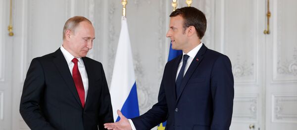Tổng thống Nga Vladimir Putin va Tổng thống Pháp Emmanuel Macron - Sputnik Việt Nam