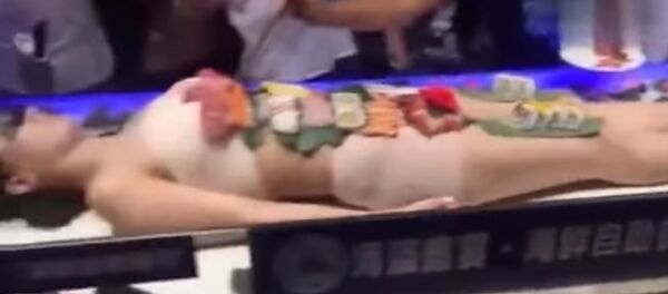 Giở trò sàm sỡ trong tiệc buffet bày trên cơ thể người - Sputnik Việt Nam