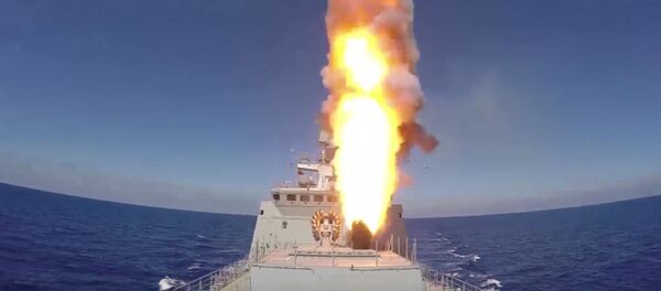 Phóng tên lửa hành trình Kalibr  từ boong tàu chiến hạm Đô đốc Essen. - Sputnik Việt Nam
