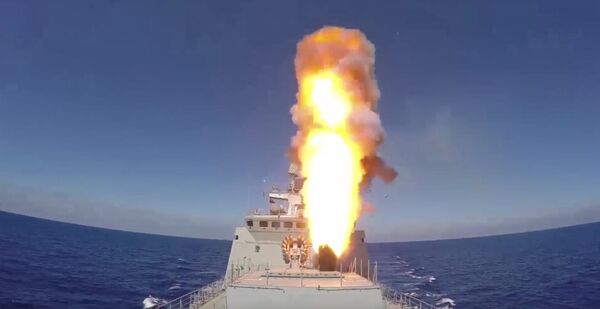 Phóng tên lửa hành trình Kalibr  từ boong tàu chiến hạm Đô đốc Essen. - Sputnik Việt Nam