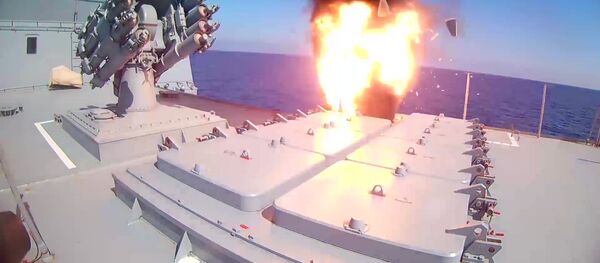 Phóng tên lửa hành trình Kalibr  từ boong tàu chiến hạm Đô đốc Essen. - Sputnik Việt Nam