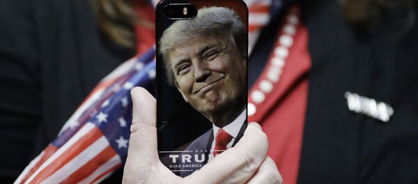 A woman holds up her cell phone before a rally with Republican presidential candidate Donald Trump, Thursday, Sept. 29, 2016, in Bedford, N.H. A woman holds up her cell phone before a rally with Republican presidential candidate Donald Trump, Thursday, Sept. 29, 2016, in Bedford, N.H. - Sputnik Việt Nam