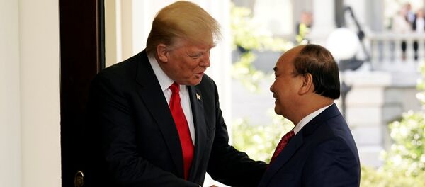 Hôm thứ Tư Tổng thống Hoa Kỳ Donald Trump đã hội kiến với Thủ tướng Nguyễn Xuân Phúc Hôm thứ Tư Tổng thống Hoa Kỳ Donald Trump đã hội kiến với Thủ tướng Nguyễn Xuân Phúc - Sputnik Việt Nam