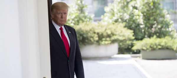 Tổng thống Mỹ Donald Trump chờ đón ông Nguyễn Xuân Phúc tại thềm phía Tây của Nhà Trắng, Washington - Sputnik Việt Nam