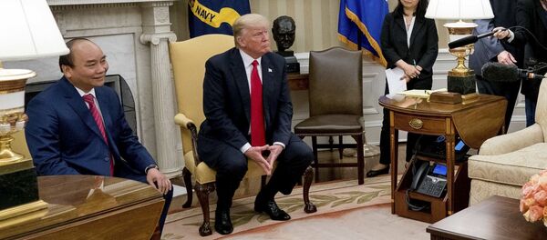 Премьер-министр Вьетнама Нгуен Суан Фук и президент США Дональд Трамп в Вашингтоне - Sputnik Việt Nam