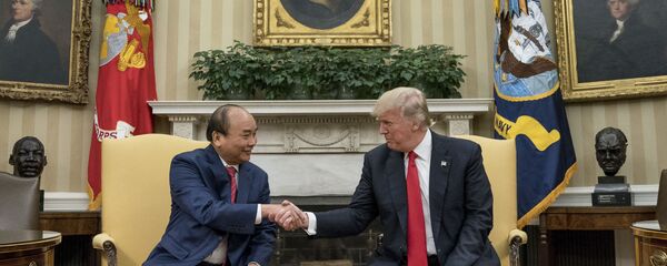 Thủ tướng Nguyễn Xuân Phúc và Tổng thống Mỹ Donald Trump gặp gỡ trong Nhà Trắng Thủ tướng Nguyễn Xuân Phúc và Tổng thống Mỹ Donald Trump gặp gỡ trong Nhà Trắng - Sputnik Việt Nam