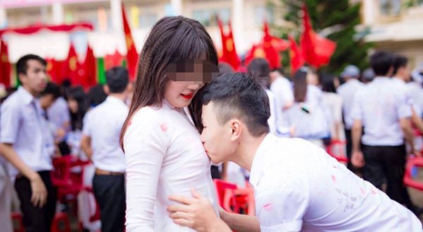 Nam sinh này quá khích khi hôn ngực bạn nữ. - Sputnik Việt Nam