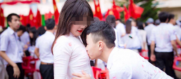 Nam sinh này quá khích khi hôn ngực bạn nữ. - Sputnik Việt Nam