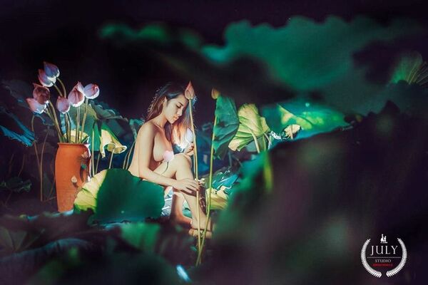 Những bộ ảnh khỏa thân bên hoa sen gây sốc của thiếu nữ Việt: Đẹp…là phải nude? - Sputnik Việt Nam