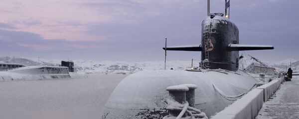 Tàu ngầm hạt nhân của Hạm đội Biển Bắc - cạnh bức tường neo đậu trên căn cứ hải quân. - Sputnik Việt Nam