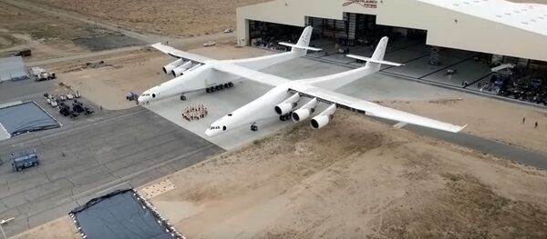 Lần đầu tiên chiếc máy bay vận tải lớn nhất thế giới có khả năng phóng tên lửa đẩy đã rời khỏi nhà chứa máy bay trên sa mạc Mojave, California. Lần đầu tiên chiếc máy bay vận tải lớn nhất thế giới có khả năng phóng tên lửa đẩy đã rời khỏi nhà chứa máy bay trên sa mạc Mojave, California. - Sputnik Việt Nam